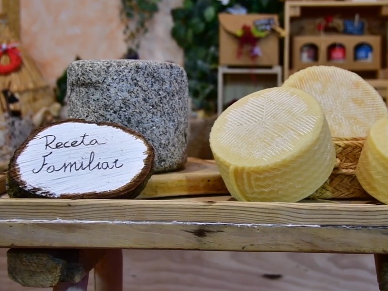 Herreruela de Oropesa es un pueblo toledano eminentemente ganadero, que en el siglo XVIII  contabilizaba 10.000 cabezas de ganado ovino. Es conocido en toda la comarca y en el resto de España por su artesanía más popular: el queso de oveja. El queso de Herreruela se comenzó a elaborar desde tiempo inmemorial. Se tiene constancia que a principios del siglo XX su elaboración se seguía realizando en el campo, durante el mes de mayo, sólo una vez al año, coincidiendo con el destete de los corderos. El saber hacer, la trasmisión de esa receta familiar y la pasión por el queso, son su patrimonio inmaterial más preciado. El queso de Herreruela